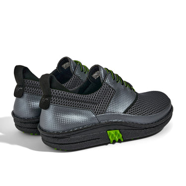 Golfschuh VitalloFlex Quantum Stinger – dunkelgraues Mesh und graues Carbon, schwarze Sohle – Paaransicht schräg von hinten