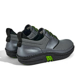 Golfschuh VitalloFlex Quantum Stinger – graues Mesh und graues Carbon, schwarze Sohle – Paaransicht schräg von hinten