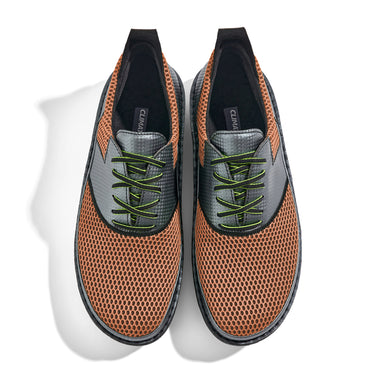 Golfschuh VitalloFlex Quantum Stinger – orangebraunes Mesh und graues Carbon, schwarze Sohle – Paaransicht von oben