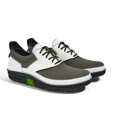 Golfschuh VitalloFlex Quantum Stinger – bronzefarbenes Mesh und weißes Carbon, schwarze Sohle – Paaransicht schräg von vorn