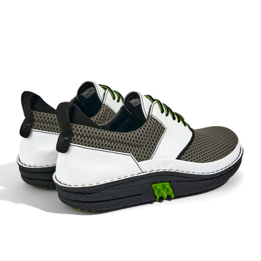 Golfschuh VitalloFlex Quantum Stinger – bronzefarbenes Mesh und weißes Carbon, schwarze Sohle – Paaransicht schräg von hinten