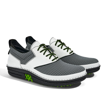Golfschuh VitalloFlex Quantum Stinger – graues Mesh und weißes Carbon, schwarze Sohle – Paaransicht schräg von vorn