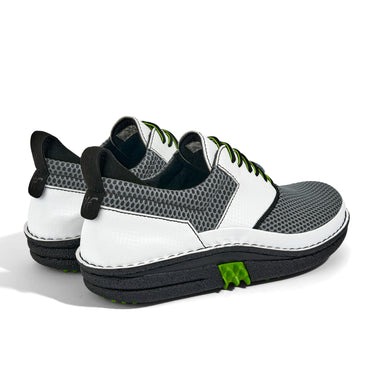 Golfschuh VitalloFlex Quantum Stinger – graues Mesh und weißes Carbon, schwarze Sohle – Paaransicht schräg von hinten