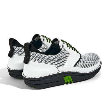 Golfschuh VitalloFlex Quantum Stinger – weißes Mesh und weißes Carbon, schwarze Sohle – Paaransicht schräg von hinten